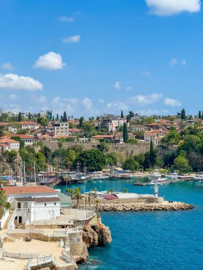 Varşova Polonya kentsel bölgesinde yeşil çitli elektrik direğine yakın inşaat atık konteynırları ve malzemeler. Yüksek kalite fotoğraf.