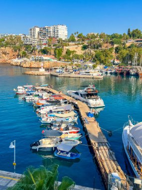 Varşova Polonya kentsel bölgesinde yeşil çitli elektrik direğine yakın inşaat atık konteynırları ve malzemeler. Yüksek kalite fotoğraf.