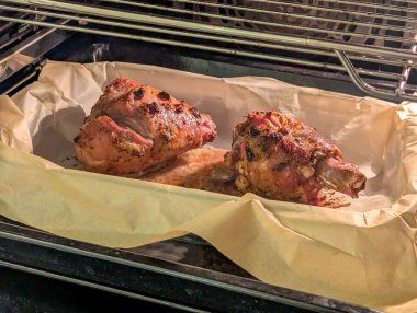 Çiğ kümes hayvanları, Varşova Polonya 'da ev yemeği pişirmek için pişirme tepsisinde terbiye edilip hazırlandı. Yüksek kalite fotoğraf.
