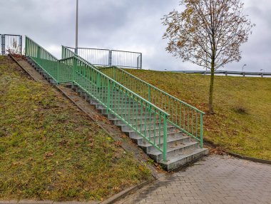 Varşova 'nın eğlence bölgesinde yeşil metal çitleri ve çıplak ağaçları olan boş bir açık hava spor sahası. Sonbahar sabahı Polonya. Yüksek kalite fotoğraf.
