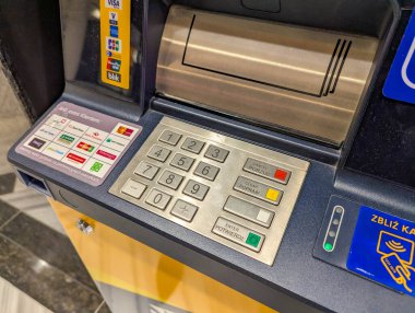 Varşova, Polonya, Temmuz 05, 2025, Modern ödeme terminali renkli düğmeleri ve metalik kart okuyucusu ile Varşova Polonya 'daki sarı destek yapısına monte edildi. Yüksek kalite fotoğraf