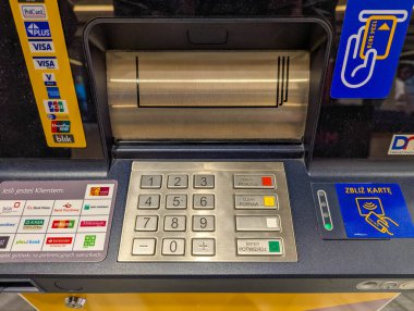 Varşova, Polonya, Temmuz 05, 2025, ödeme terminali sayısal tuş takımlı arayüz tuşları ve kart okuyucusu ile Varşova Polonya kamusal alanında sarı desteğe monte edildi. Yüksek kalite fotoğraf