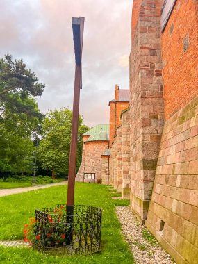 Ortaçağ tuğla kale kulesi, Plock Polonya 'nın tarihi savunma kompleksinin yeşil ağaçları ve çimlerinin arasında duruyor. Yüksek kalite fotoğraf.