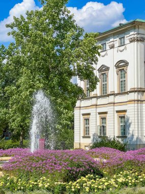 Renkli çiçek yataklarıyla çevrili beyaz klasik pavyon güzel manzaralı Royal Lazienki Park Varşova Polonya bahçe düzeninde. Yüksek kalite fotoğraf.