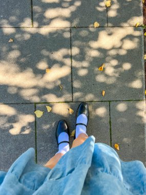 Açık mavi kot pantolon giyen ve Varşova Polonya 'da beyaz spor ayakkabı giyen birinin görüntüsü. Yüksek kalite fotoğraf.