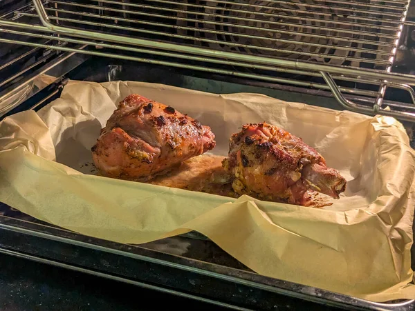Fırında seramik tabakta marine edilmiş tavuk parçaları Varşova Polonya 'da pişirilmeye hazır. Yüksek kalite fotoğraf.