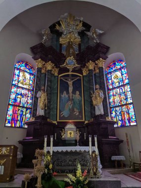 Brest, Belarus, 1 Mayıs 2025. Renkli camlı pencereli muhteşem barok sunağı altın süsler ve dini resimler Brest Belarus 'taki tarihi kilisenin iç kısımlarına hakim. Yüksek kalite fotoğraf.