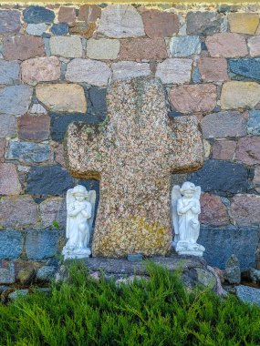 Kuzey Belarus 'un tarihi bölgesinde, kemerli çimler ve yeşil çimen avlusu olan antik taş kilise kalıntıları. Yüksek kalite fotoğraf.