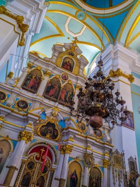 Glubokoe, Belarus, 1 Mayıs 2025. Kuzey Belarus katedralinin süslü tavanı altında altın süslemeler ve dini tablolarla süslü barok kilise simgeleri yükseliyor. Yüksek kalite fotoğraf.