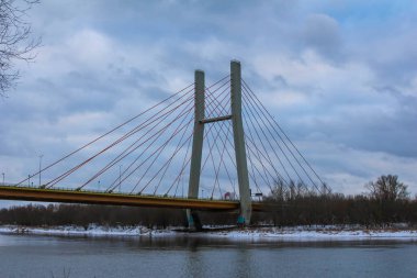 Varşova, Polonya, Ocak 01, 2025. Köprü, Vistula Nehri boyunca uzanan kablo destekli bir yapı. Mavi bulutlu kış gökyüzünün altında. Yüksek kalite fotoğraf