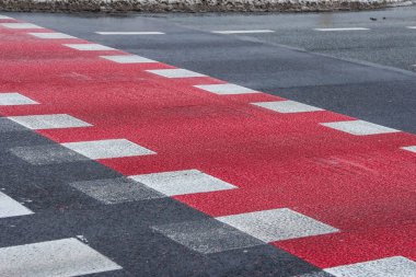 Varşova, Polonya, Ocak 01, 2025. Kışın asfalt yol yüzeyine kırmızı ve beyaz çizgili yaya geçidi işaretleri çizilmiş. Yüksek kalite fotoğraf