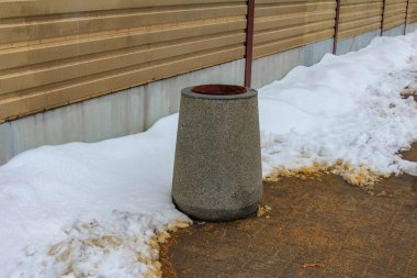 Varşova, Polonya, Ocak 01, 2025. Kışın ahşap çitlerin yanında kahverengi çamur birikintisinde duran beton lamba direği. Yüksek kalite fotoğraf