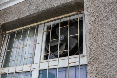 Varşova, Polonya, Ocak 01, 2025. Eski bina cephesi dikey yeşil panjurlar ve kış kentsel ortamında beyaz duvarlar. Yüksek kalite fotoğraf