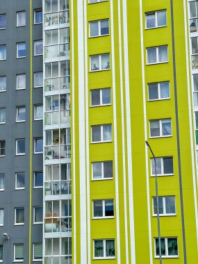 Minsk, Belarus, Mayıs 01, 2025. Minsk şehrinde sarı ve gri cepheli uzun ve modern bir bina. Yüksek kalite fotoğraf.