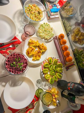 Varşova, Polonya, Mayıs 01, 2025. Ev ortamında çeşitli salatalar ve aperatiflerle zengin geleneksel tatil sofrası. Yüksek kalite fotoğraf.
