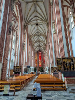 Wroclaw, Polonya, 1 Mayıs 2025. Wroclaw 'daki yüksek Gotik tavan ve Vaftizci Aziz John Katedrali' nin görkemli iç mekanı. Yüksek kalite fotoğraf.