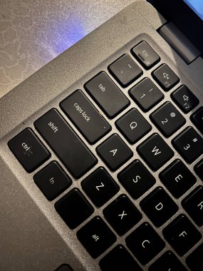 QWERTY düzenini ve fonksiyon anahtarlarını gösteren bir dizüstü bilgisayarın yakın plan görüntüsü.
