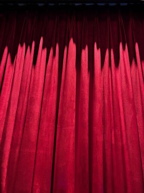 Doğal güneş ışığı yeşil duvar yüzeyinde geometrik gölge desenleri oluşturur..