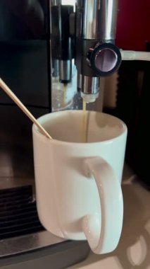 Espresso demleme işlemi kahve beyaz bir fincana akarken detaylıca kaydedildi..