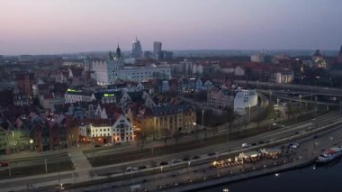 Szczecin şehri, aydınlık sahil kenti ve Pomeranya Dük Şatosu Alacakaranlıkta, Polonya