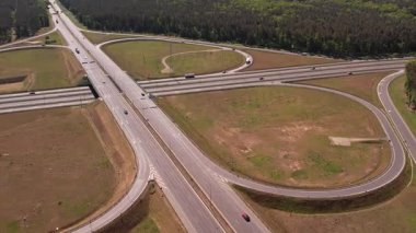 Ormanda Trafiğin Akışıyla Otoyol Kesişiminin Hava Görünümü