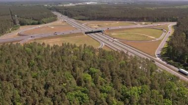 Ormanda Trafiğin Akışıyla Otoyol Kesişiminin Hava Görünümü