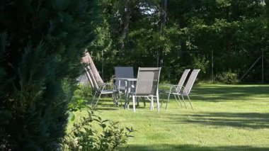Huzurlu Yeşil Bahçedeki Veranda Mobilyaları