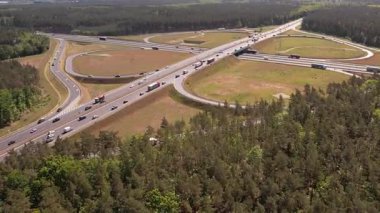 Ormanda Trafiğin Akışıyla Otoyol Kesişiminin Hava Görünümü