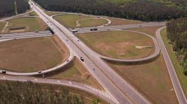 Ormanda Trafiğin Akışıyla Otoyol Kesişiminin Hava Görünümü