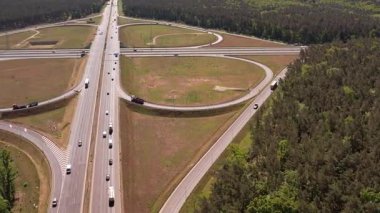 Ormanda Trafiğin Akışıyla Otoyol Kesişiminin Hava Görünümü