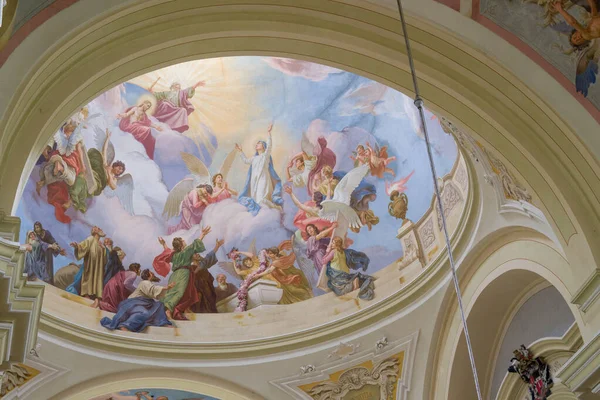 Çek Cumhuriyeti, Hejnice 'deki Ziyaret Bazilikası içindeki süslü Barok tavan fresklerinin ayrıntılı görüntüsü.