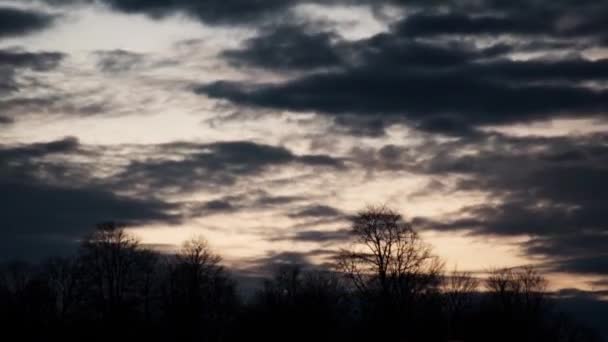 Silhuetas de nuvens perto sol brilhante e céu — Vídeo de Stock