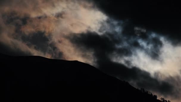 Nubes oscuras cubren el cielo brillante — Vídeo de stock