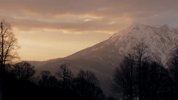 Bergen i bakgrunden solnedgång himlen — Stockvideo
