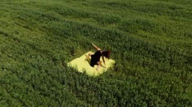 Yeşil alanda klasik dans eden bir kız. Hava fotoğrafçılığı