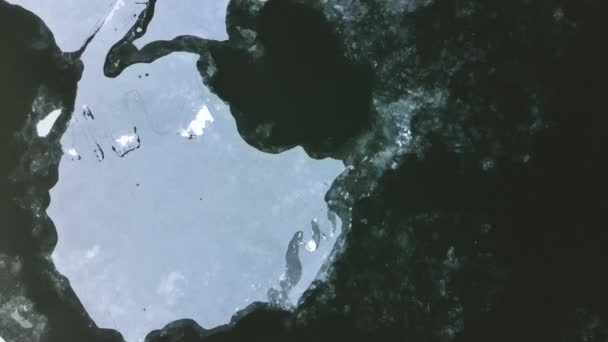 Luftaufnahmen. Eisbrocken treiben mit schwarzem Wasser den Fluss hinunter — Stockvideo