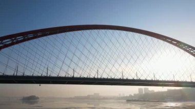 Novosibirsk 'teki Bugrinsky Köprüsü' nün altındaki uçuş kışın gün batımında. Düşük açılı hava fotoğrafçılık