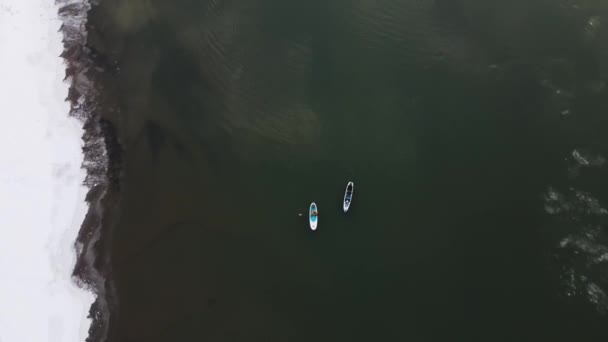 Два человека каяк на зимней реке. Воздушный 4k — стоковое видео
