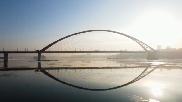 Vol sous le pont Bugrinsky à Novossibirsk au coucher du soleil en hiver — Video