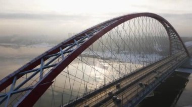 Köprünün üslerine güneş ışığı saçıyordu. Novosibirsk Köprüsü yakınındaki açıklık