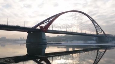 Novosibirsk Bugrinsky köprüsü kışın arka planda güneşin altında