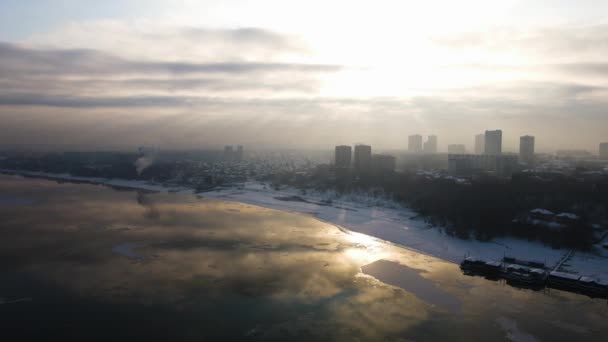 冬の霞を背景にした都市の冬の風景 ロイヤリティフリーストック映像