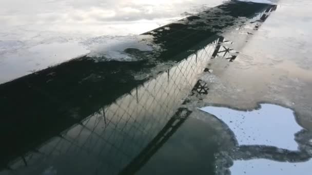 Novosibirsk Bugrijnbrug weerspiegeld in water Rechtenvrije Stockvideo