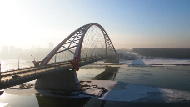 Das Sonnenlicht über die Fundamente der Brücke gießt. Spannweite nahe der Nowosibirsk-Brücke 4K — Stockvideo