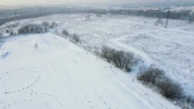 Kış kamuflajlı dört asker kayak yapıyor. Kış egzersizi