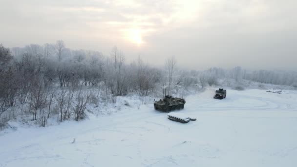 NOVOSIBIRSK, RUSIA - 18 DE NOVIEMBRE DE 2020: Un vehículo militar blindado de transporte de tropas monta con un coche puente en una carretera de invierno — Vídeos de Stock