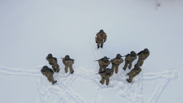 NOVOSIBIRSK, RUSSIA - NOVEMBER 18, 2020: Повітряна фотографія. Мовлення бойової групи взимку — стокове відео