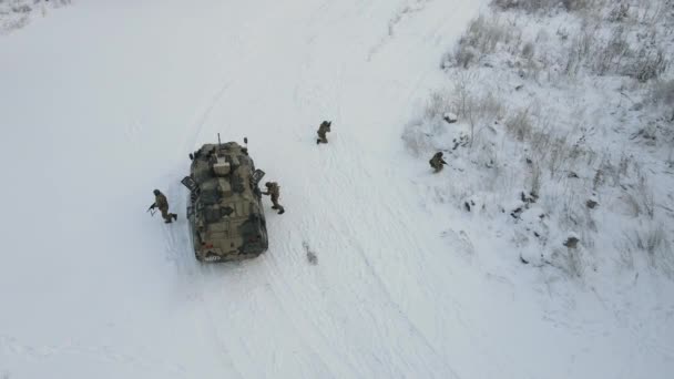 NOVOSIBIRSK, RUSIA - 18 DE NOVIEMBRE DE 2020: descarga de las fuerzas militares de los portaaviones blindados — Vídeo de stock