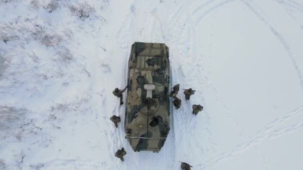 NOVOSIBIRSK, Oroszország - NOVEMBER 18, 2020: Egy katonai különítmény ül egy páncélozott személyi hordozóban — Stock videók