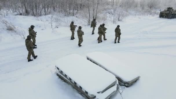 NOVOSIBIRSK, RUSSIA - 18 Kasım 2020: Bir askeri müfreze zırhlı personel taşıyıcısına yaklaşıyor — Stok video